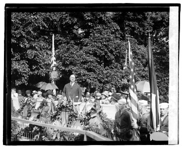 Dupont fountain unveiling; Secty. Denby speaking LOC npcc.04191