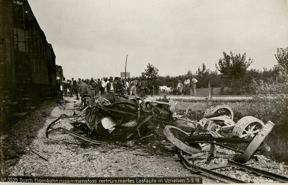 Durch Eisenbahnzusammenstoß zertrümmertes Lastauto in Venetien (BildID 15624162)