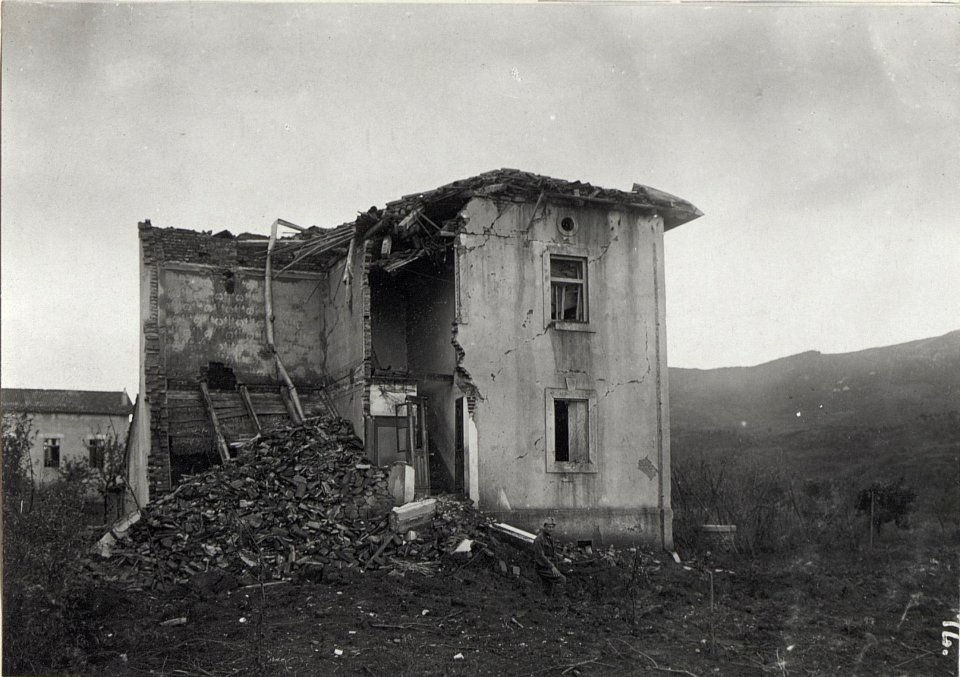 Durch 28 cm Granate zerschossenes Haus. (BildID 15602395)