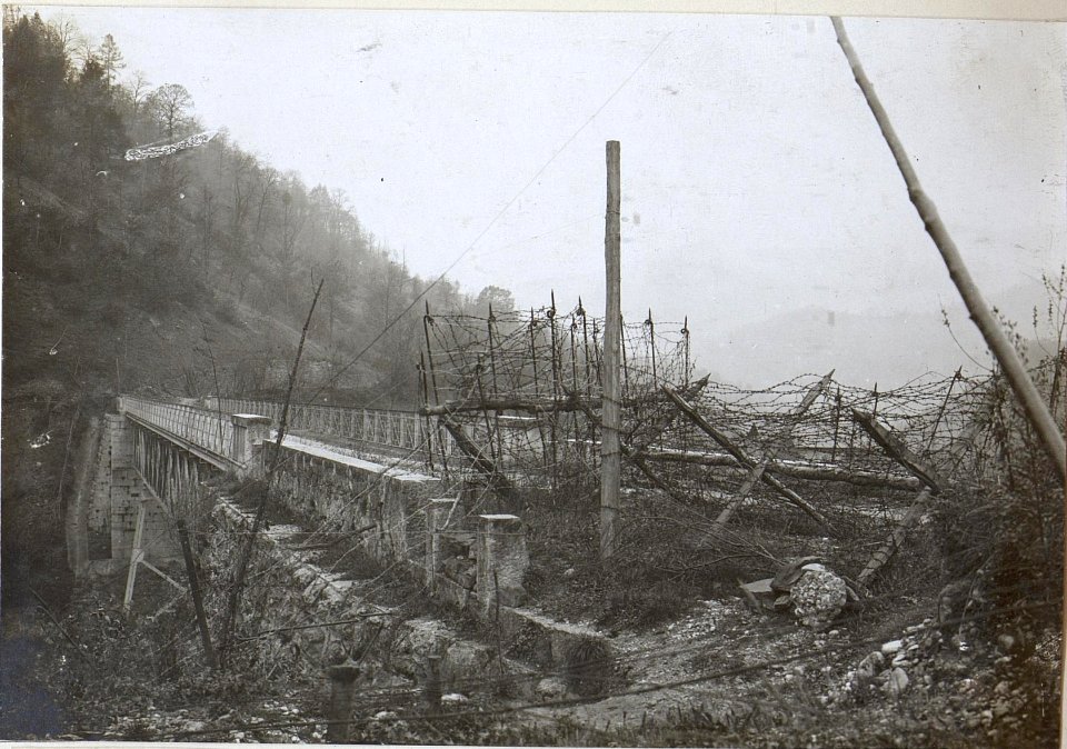 Durch Drathindernisse gesperrte Brücke über den Avscekbach (BildID 15597476)