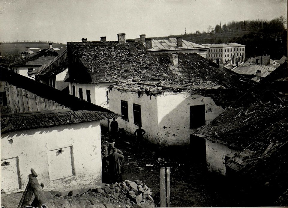 Durch eine russische Fliegerbombe zerstörtes Haus. Aufgenommen am 1. April 1916 in BUCZACZ. (BildID 15536541)