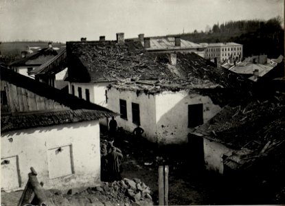 Durch eine russische Fliegerbombe zerstörtes Haus. Aufgenommen am 1. April 1916 in BUCZACZ. (BildID 15536541)
