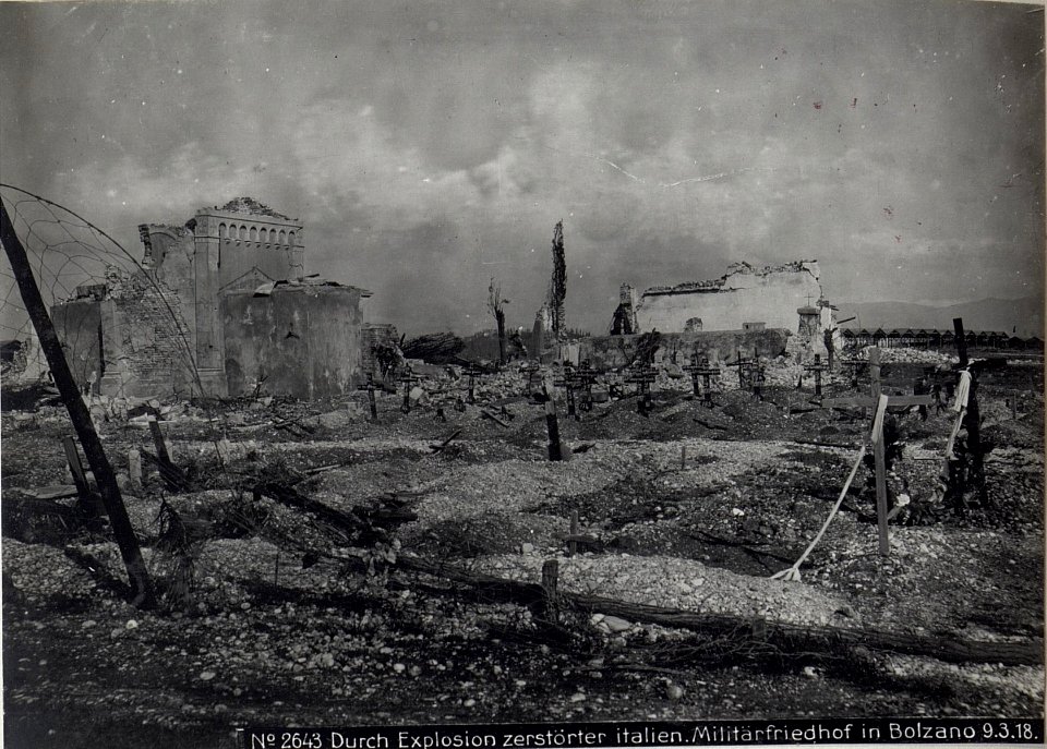 Durch Explosion zerstörter italien.Militärfriedhof in Bolzano 9.3.18. (BildID 15615736)