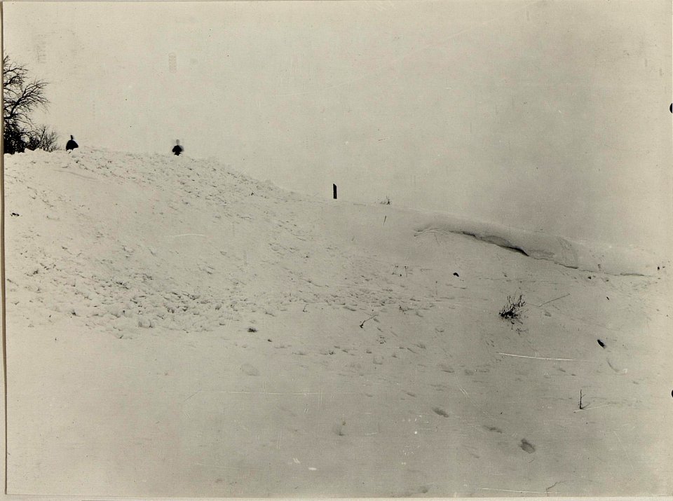 Durch Schneeverwehung entstandener Schneeberg. (BildID 15536233)