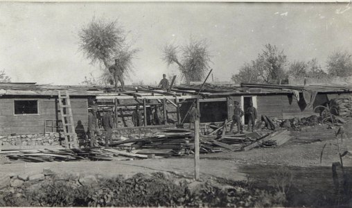 Durch Fliegerbombe zerst. Baracke a.d. Isonzofront (BildID 15607025)