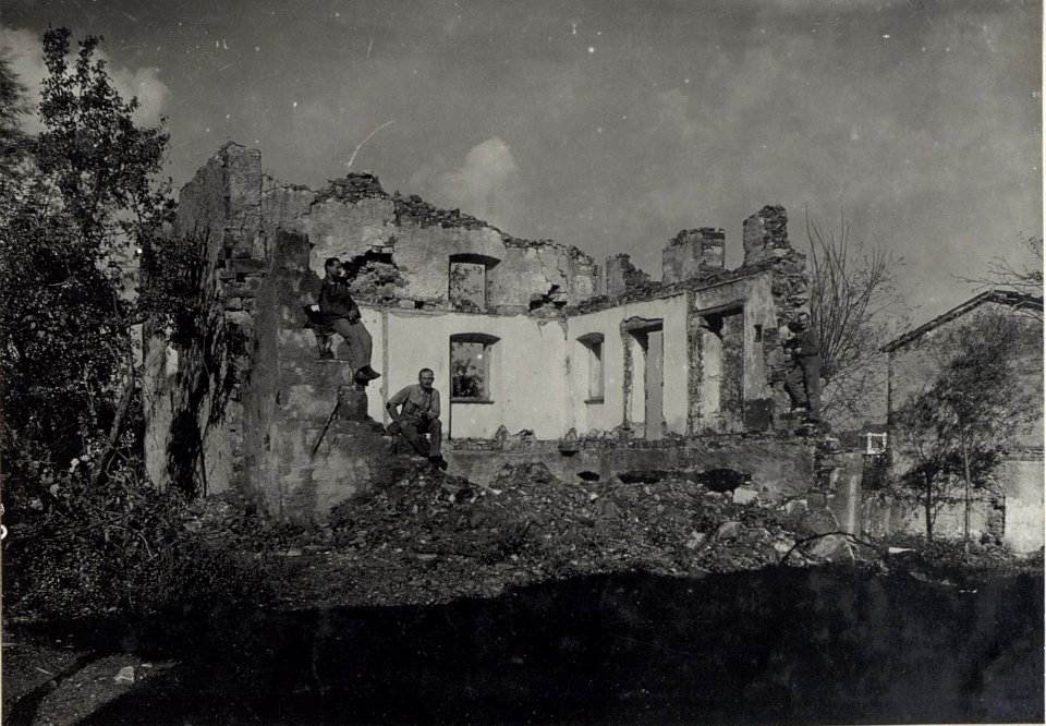 Durch Fliegerbombe zerstörtes Haus (BildID 15602346)
