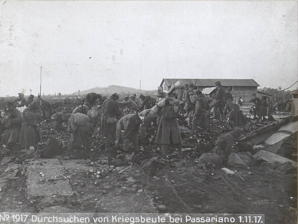 Durchsuchen von Kriegsbeute bei Passariano 1.11.17. (BildID 15610246)