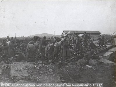 Durchsuchen von Kriegsbeute bei Passariano 1.11.17. (BildID 15610246)