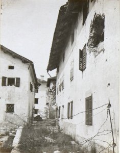 Durch Hindernisse gesperrte Strasse in Tolmein (BildID 15597049)