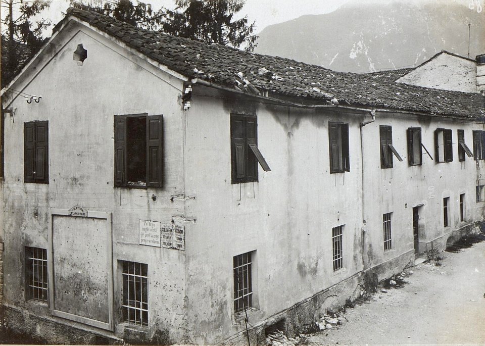 Durch Maschinengewehr beschossenes Haus in Tolmein (BildID 15597077)