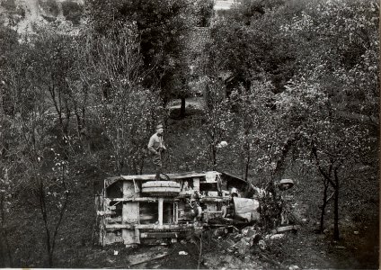 Durch Luftdruck einer Fliegerbombe abgestürztes Auto. (BildID 15602781)