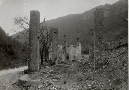 Durch Munition-Explosion zerst.Häuser, Isonzofront.15.9.17. (BildID 15604836)