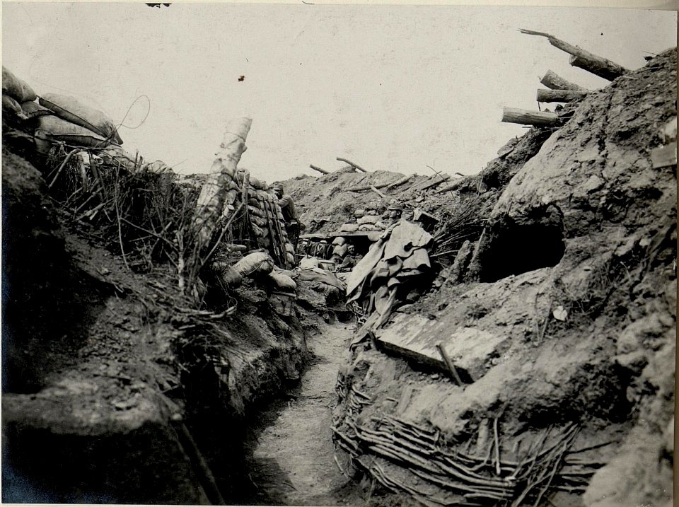 Durch Trommelfeuer zerstörtes Grabenstück nach zweitägigen Wiederherstellungsarbeiten auf der Worobijowka-Höhe, wiedererobert durch die 11.Kompanie des Infanterieregimentes 6 am 1.7.1916 (BildID 15542324)