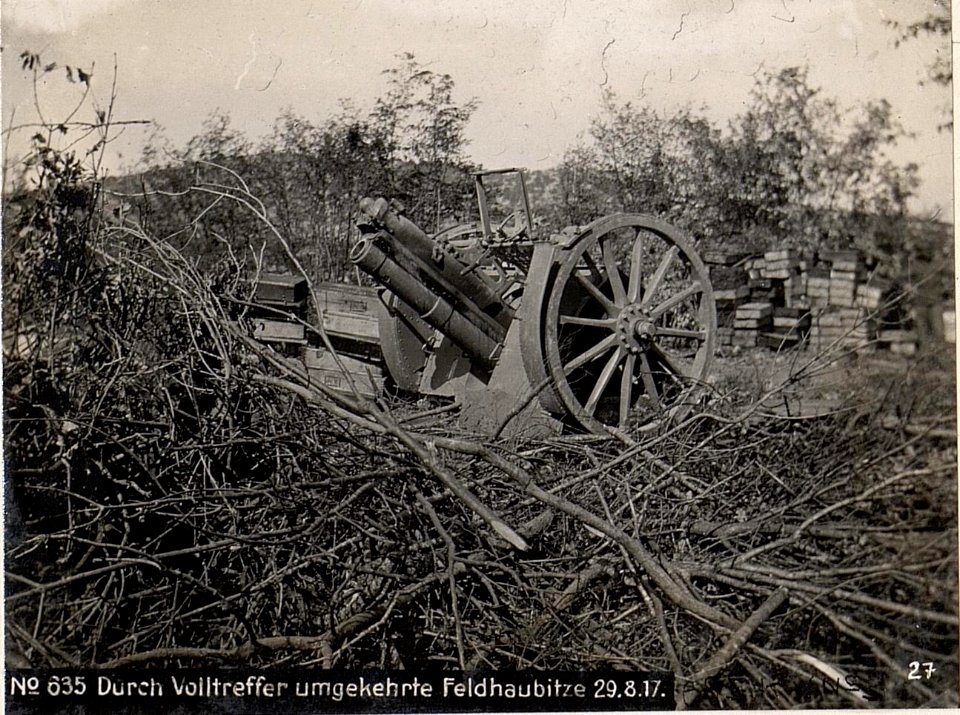 Durch Volltreffer umgekehrte Feldhaubitze FHB.Batt.10 cm I-48. (BildID 15599653)