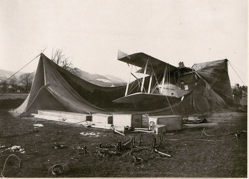 Durch Sturm zerstörte Flugzeuge d.49.Fl.Komp. (BildID 15720319)