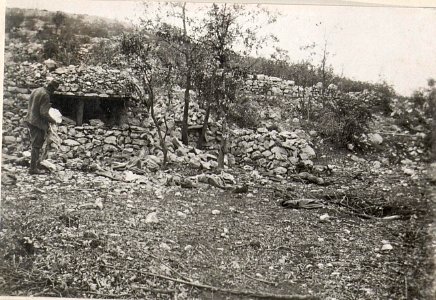 Durch Volltreffer zerstörter Unterstand bei Medeazza.27.8.17. (BildID 15599597)