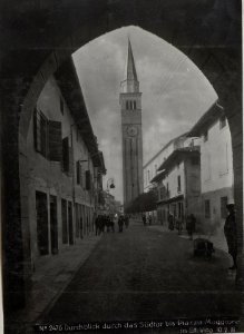 Durchblick durch das Südtor bis Piazza Maggiore in St.Vito 10.2.18. (BildID 15614565)