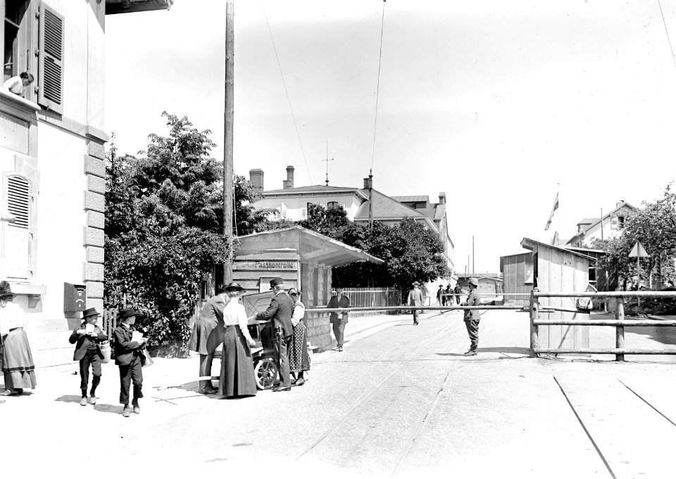 Durchsuchen des Gepäcks am Grenzübergang - CH-BAR - 3239635
