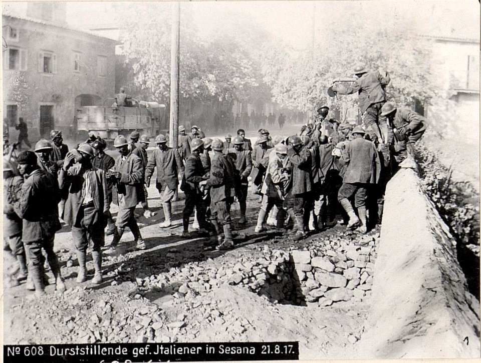Durststillende Gefangene Italiener, Sesana, XI.Isonzoschlacht. (BildID 15599464)