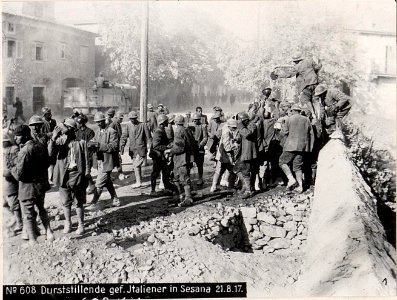 Durststillende Gefangene Italiener, Sesana, XI.Isonzoschlacht. (BildID 15599464)