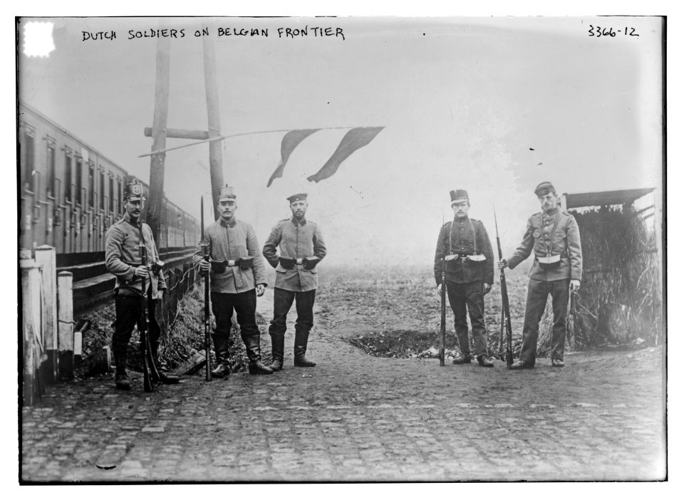 Dutch soldiers on Belgian Frontier LCCN2014698337