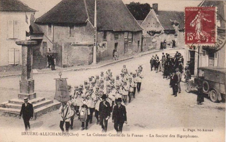 Défilé de la Société des Bigotphones de Bruère-Allichamps - 2