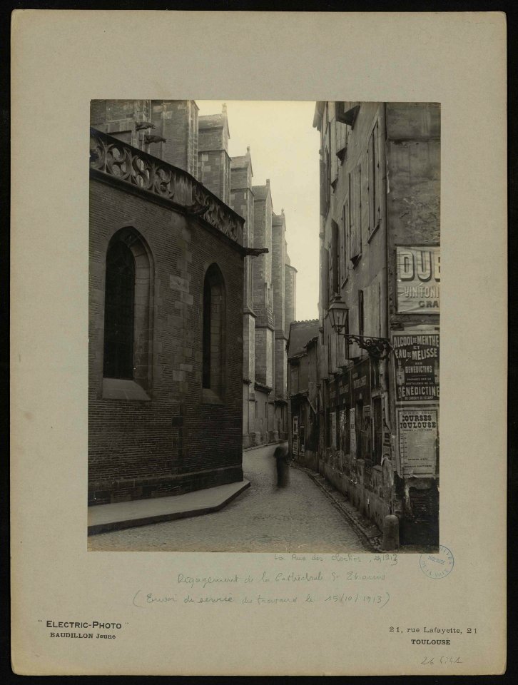 Dégagement de la cathédrale Saint-Étienne. Rue des Cloches. - FRAC31555 26Fi41