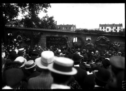 Défilé au Père Lachaise, 24 mai 1908 devant le Mur des Fédérés (Btv1b6910324k f1)