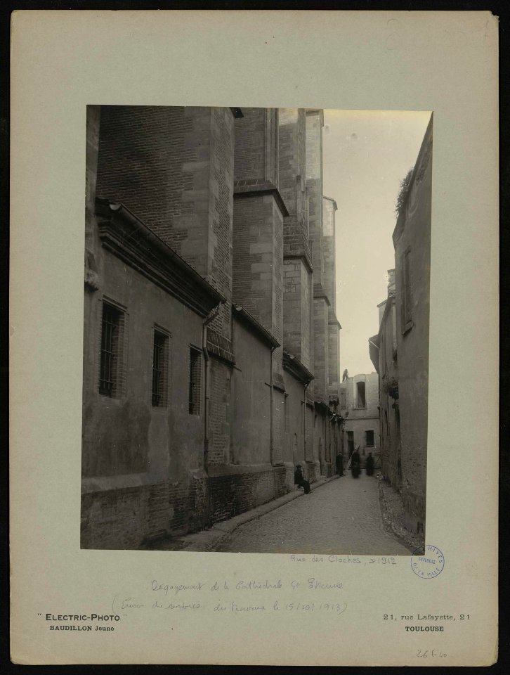 Dégagement de la cathédrale Saint-Étienne. Rue des Cloches. - FRAC31555 26Fi40