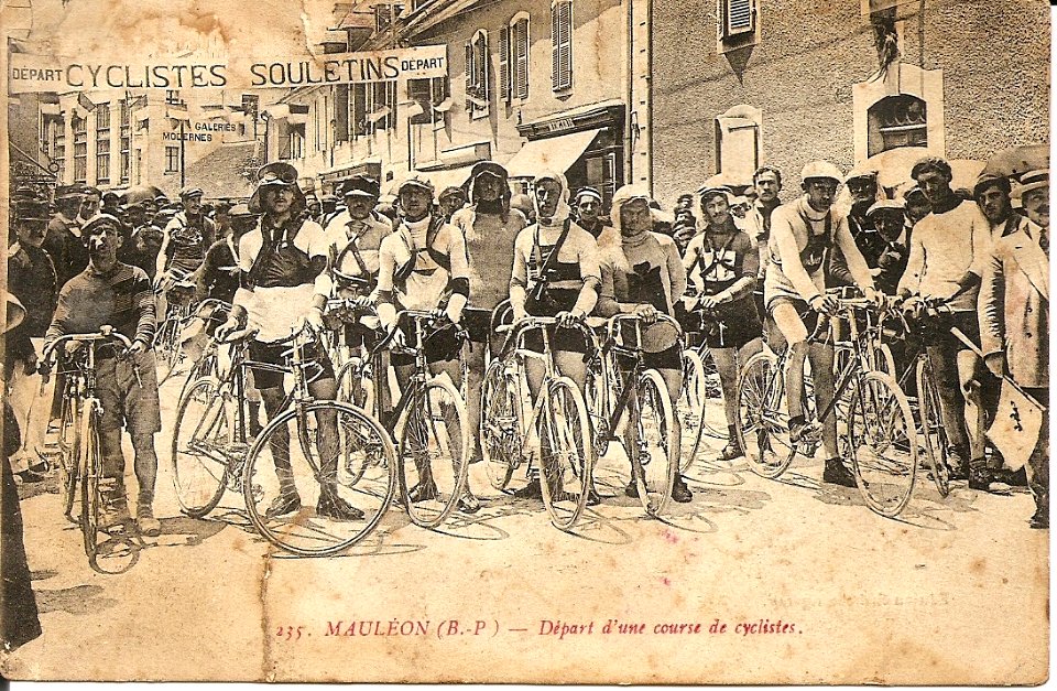 Départ de course cycliste à Mauléon (1920)