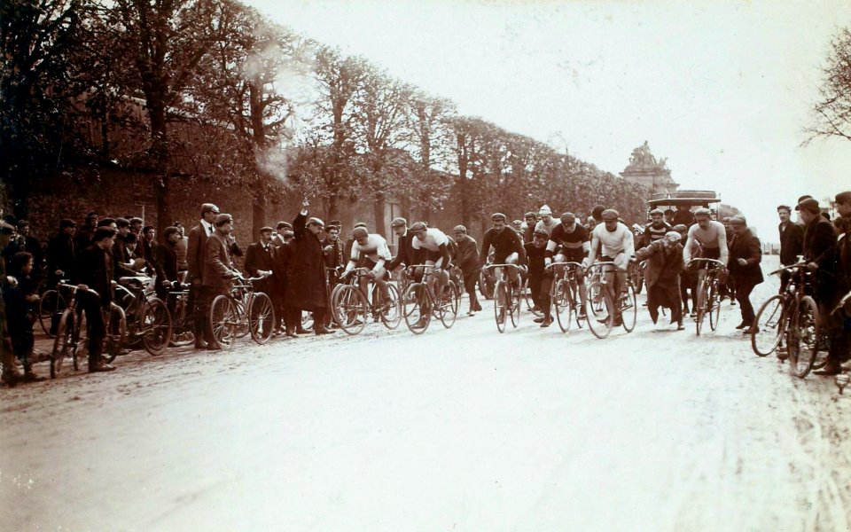 Départ du premier championnat de France cycliste sur route, le neuf mai 1907