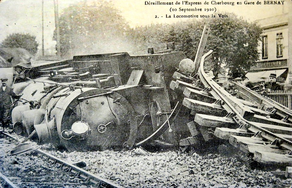 Déraillement de l'express de Cherbourg en gare de Bernay