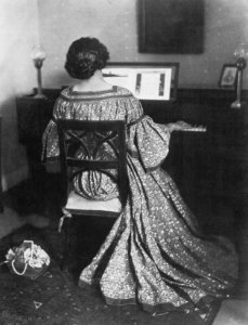 Dührkoop, Rudolf - »Dame am Klavier« (Zeno Fotografie)