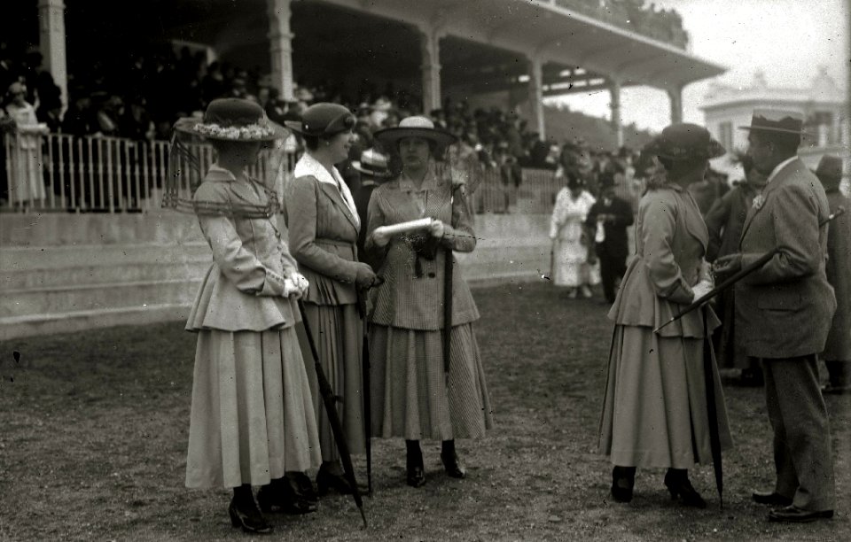 Día de carreras de caballos en el hipódromo de Lasarte (4 de 5) - Fondo Car-Kutxa Fototeka