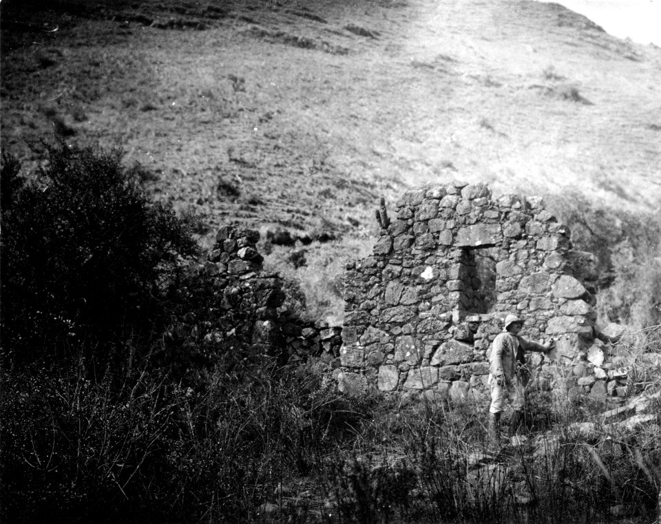 Dörr och fönster på den nedfallna långväggen i palatset - SMVK - 005839