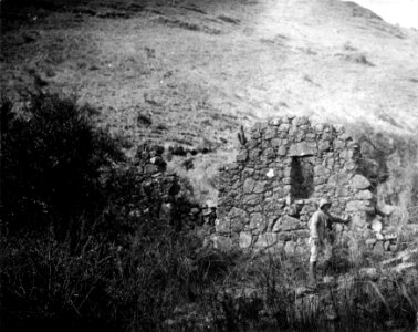 Dörr och fönster på den nedfallna långväggen i palatset - SMVK - 005839