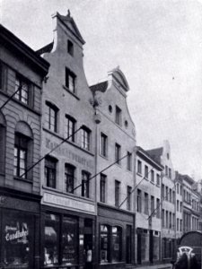 Düsseldorf, Bolkerstraße Häuser Nr. 59 (links angeschnitten), 57, 55 und Heine Haus Nr. 53 photo