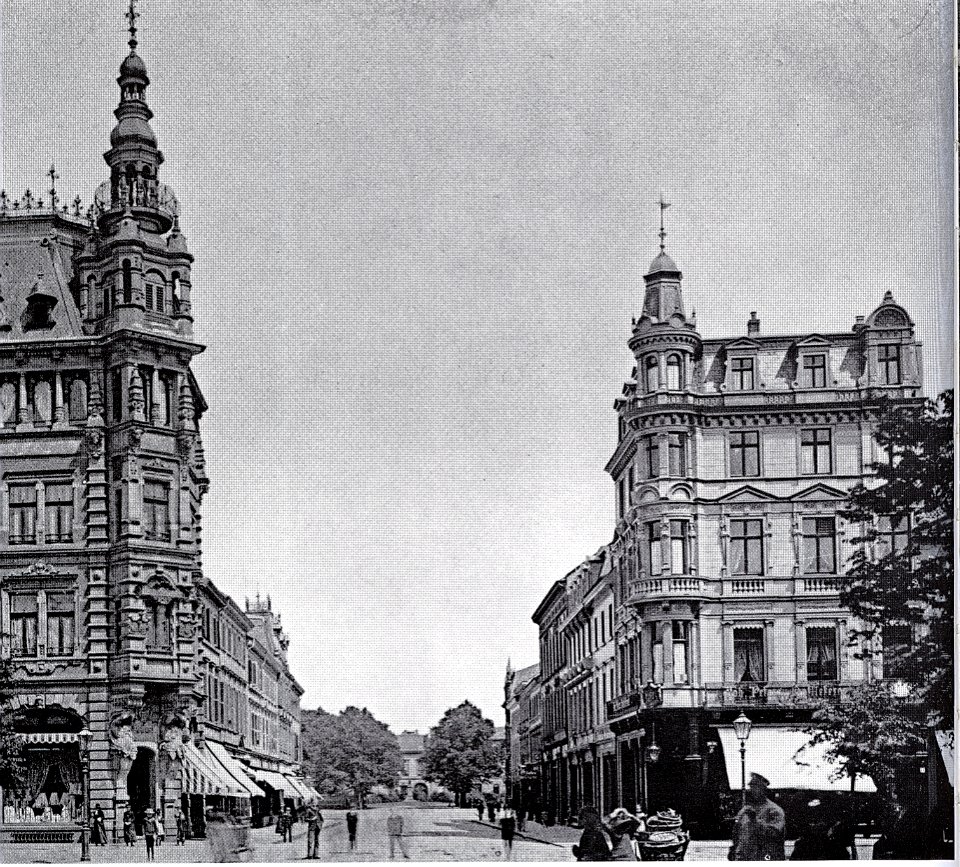 Düsseldorf, Elberfeldstraße. Rechts Eckhaus Johann Peters Alleestr. 26, (Bernhard Tüshaus & von Leo von Abbema, 1878). Links Eckhaus Witwe Schmitz-Lenders(Otto van Els & Bruno Schmitz, 1882-1883)