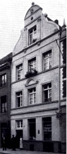 Düsseldorf, Ratinger Straße, Nr. 8 mit Volutengiebel und Pilastergliederung photo