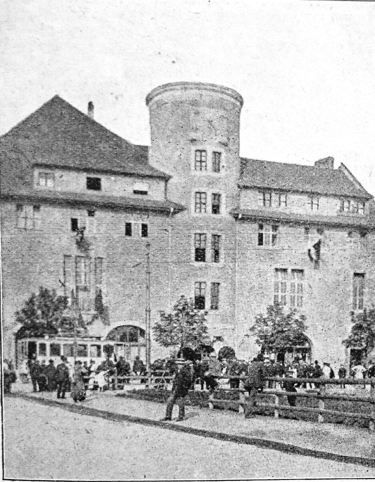 Dělnický dům v Curychu - pohled se strany. V místnosti X označené byla vystavena mrtvola Beblova (1913)