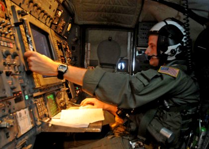 E-2 radar 081111-N-9565D-010