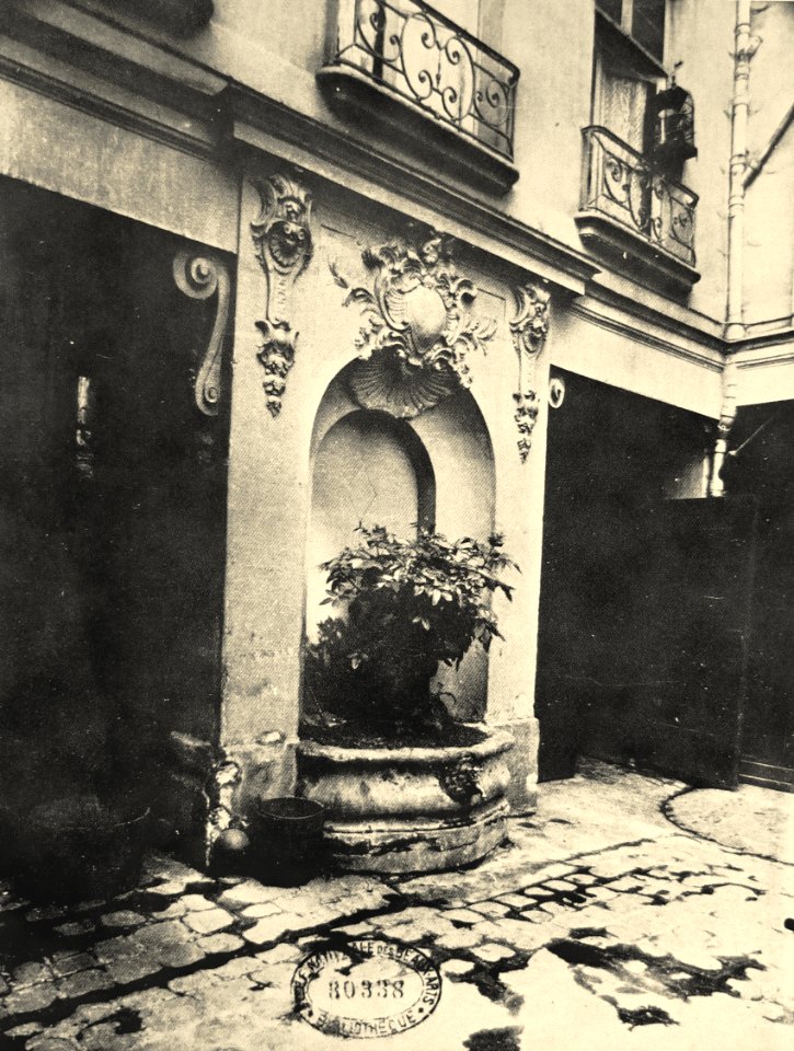 E Atget fontaine rue des Lions Paris