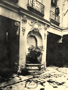 E Atget fontaine rue des Lions Paris