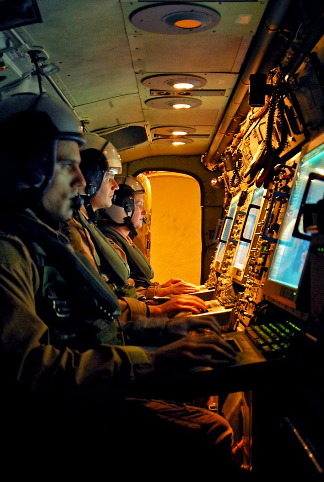 E-2 radar-operators 080304-N-2984R-336