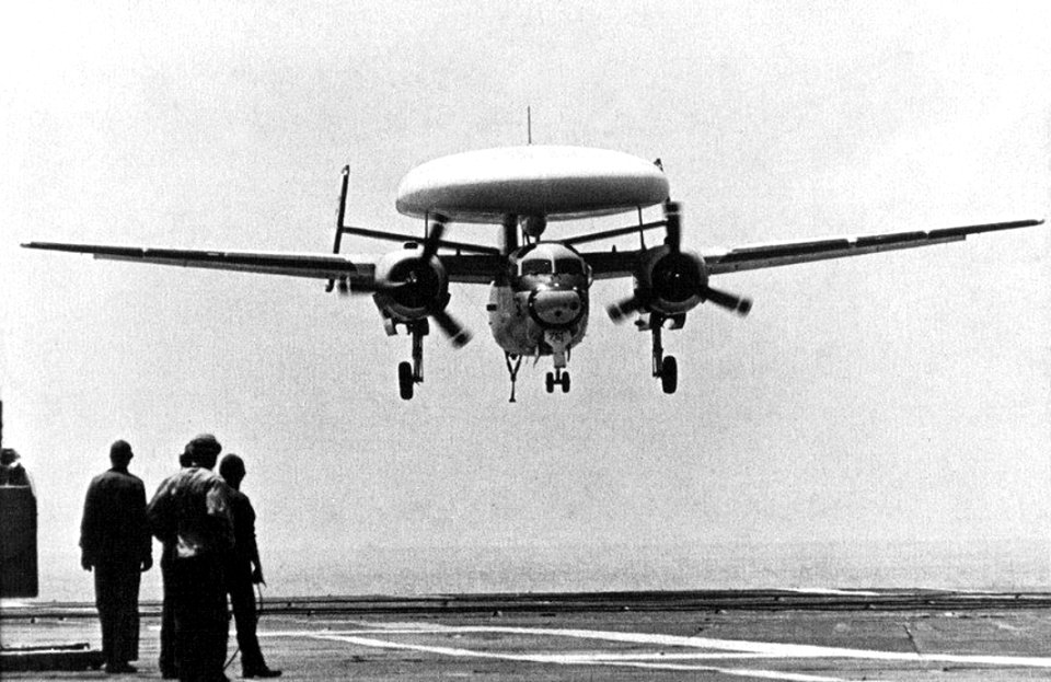 E-1B Tracer of VAW-111 Det.20 lands on USS Bennington (CVS-20) in 1968