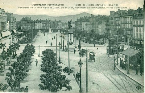 EA 1010 - L'AUVERGNE PITTORESQUE - CLERMONT-FERRAND - Panorama de la belle Place de Jaude, au 1er plan, monument de Vercingétorix, Héros de Gergovie