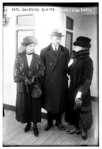 Earl Sandwich & wife, Mrs. John Davis LCCN2014713589