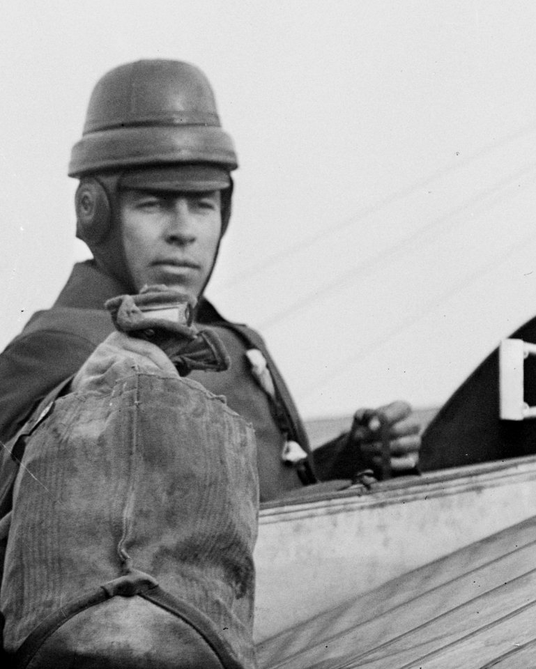 Earle Lewis Ovington with airmail mailpouch on September 26, 1911, from- Postmaster Morgan, P.M.G. Hitchcock, & Ovington LCCN2014689709 (cropped)