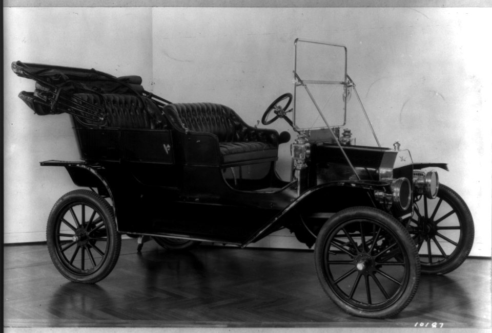 Early Ford automobile LCCN2011660900