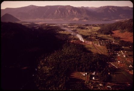 Early-morning-in-the-columbia-river-gorge-between-hood-river-and-bonneville-dam-near-cascade-locks-051973 4272425446 o
